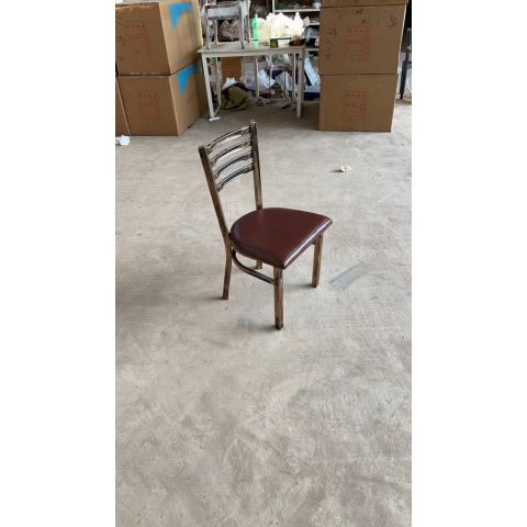 夢(mèng)鑫酒店餐飲家具 專業(yè)出鐵藝餐桌椅，一兩百款爆款鐵藝餐椅實(shí)力供應(yīng)！有需要的聯(lián)系我大量現(xiàn)貨供應(yīng)皮革架子顏色都可以定制